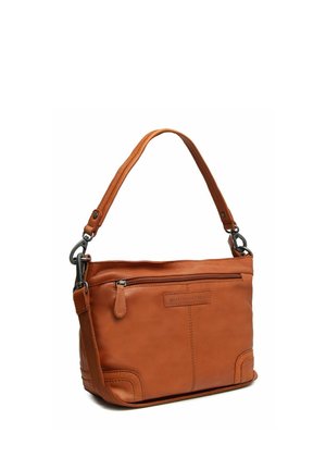 Sac à bandoulière en cuir marron clair avec poche avant zippée, sangle réglable et fermoirs métalliques, présenté sur fond blanc.