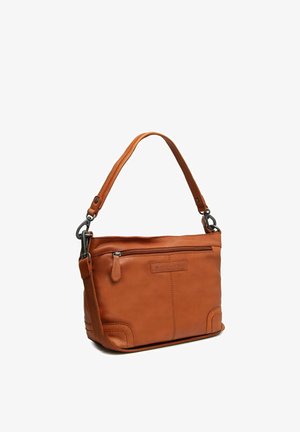 Sac à bandoulière en cuir marron clair avec poche avant zippée, sangle réglable et fermoirs métalliques, présenté sur fond blanc.