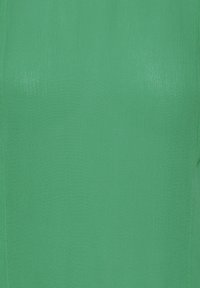Tessuto verde con una superficie liscia e leggermente texturizzata, caratterizzato da una tonalità uniforme e minima lucentezza, ideale per abbigliamento o decorazione per la casa.