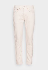Jeans de denim de color beige claro con un corte slim, diseño de cinco bolsillos y accesorios en tono cobre. La textura parece ligeramente estructurada.