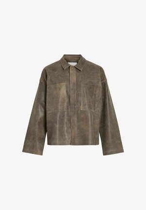Braune Lederjacke mit Kragen, ausgestattet mit zwei großen Fronttaschen und einem geraden Schnitt. Der Stoff hat eine leicht glänzende Oberfläch.