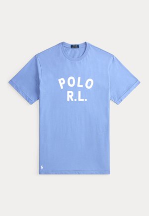 Svetlomodré tričko s krátkym rukávom s bielym nápisom „POLO R.L.“ v strede a malým bielym logom Polo Ralph Lauren blízko spodného lemu.