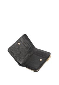 Portefeuille en cuir noir avec une finition texturée. Comprend plusieurs emplacements pour cartes, un compartiment zippé et une fermeture à pression en ton doré.
