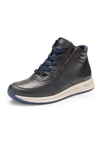 Navyblauer Leder-Sneaker mit hohem Schaft, blauen Schnürsenkeln, seitlichem Reißverschluss, gepolstertem Knöchelkragen und weißer, gepolsterter Sohle mit blauem Außensohlenbereich.