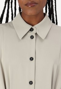 DRYKORN KAMALA - Rochie tip cămașă - brown