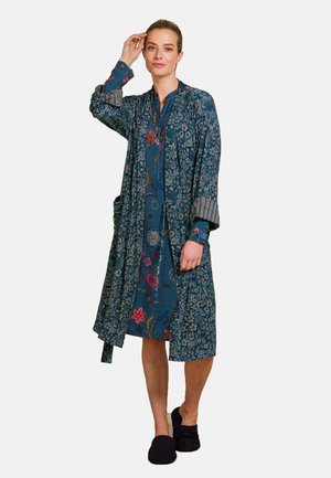 Kimono-stijl robe in donkerblauwe stof met bloemmotieven, lange mouwen en een strikriem. Bevat gestreepte accenten op de mouwen.