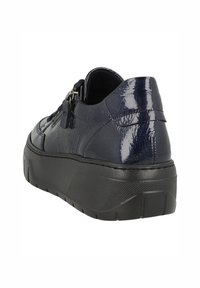 Sneakers in pelle verniciata blu navy con finitura texturizzata, dotati di una spessa suola nera e cerniere laterali per una facile calzata.