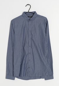 Camicia a maniche lunghe a righe blu e bianche con chiusura a bottoni, colletto classico e texture liscia, appesa a un gancio nero.