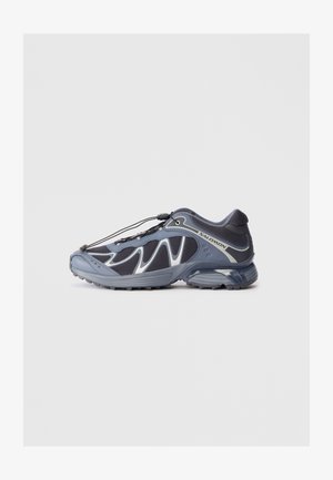 Szaro-czarne buty do biegania na szlakach Salomon z systemem szybkiego sznurowania, oddychającą siateczką i trwałą podeszwą, idealne do aktywności na świeżym powietrzu.