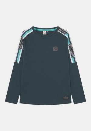 Ciemnoturkusowa koszula z długim rękawem i okrągłym dekoltem, z kontrastującymi białymi i turkusowymi paskami oraz napisem "VINGINO" na obu rękawach.