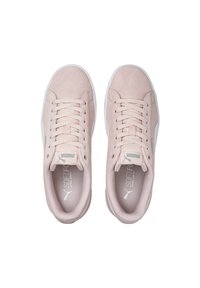 Sneaker Puma, tomaia in suede rosa chiaro, suola in gomma bianca, punta rotonda, lacci piatti, logo impresso sulla linguetta, accenti laterali testurizzati.