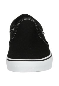 Sneaker basse in tela nera con suola in gomma bianca, cuciture bianche e design minimalista. Presenta una punta rotonda e una superficie liscia.