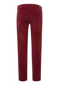 Pantalons en velours côtelé rouge avec jambes droites, dotés de poches arrière et d'une surface texturée. La ceinture comporte un accent en cuir.