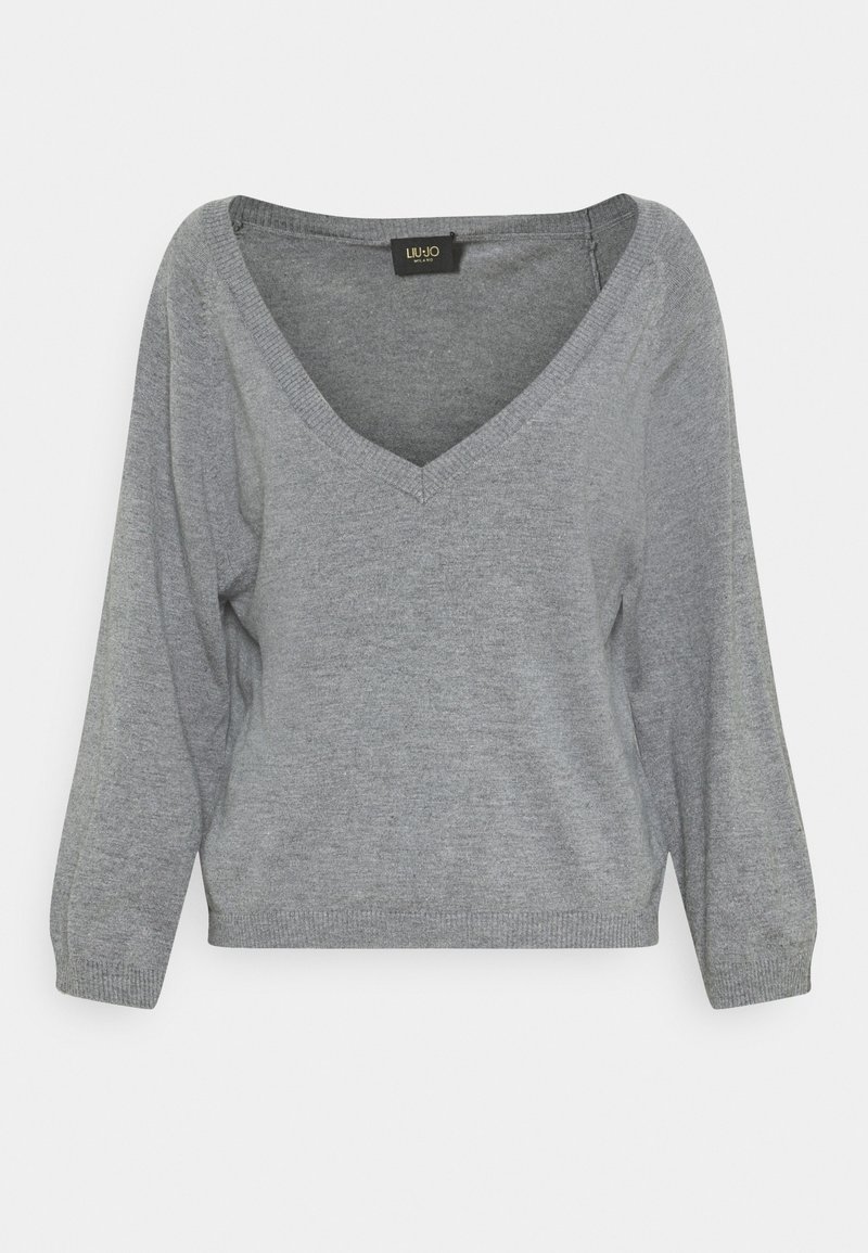 Pull en maille gris à manches longues avec un col en V profond et des poignets et un ourlet côtelés, présenté sur un fond blanc uni.