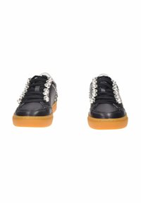 Sneaker nere in pelle con finitura testurizzata, dotate di evidenti decorazioni in strass lungo i lati e una suola in gomma.