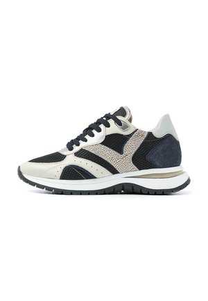Trainers - black