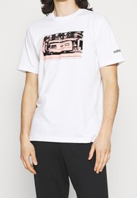 adidas Originals T-shirt med print - white