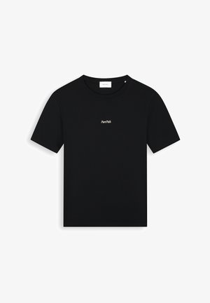 Zwart T-shirt met korte mouwen en ronde hals, met een klein wit "Pure Path" logo in het midden van de borst, weergegeven op een witte achtergrond.