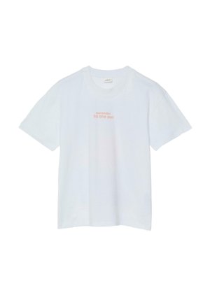 Biała koszulka z krótkim rękawem i okrągłym dekoltem z różowym napisem „surrender to the sun“ na piersi oraz małą metką marki wewnątrz kołnierza.