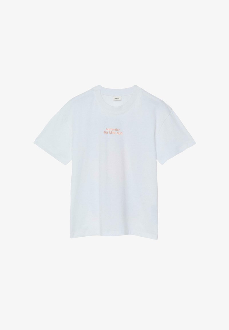 T-shirt blanc manches courtes col rond avec texte rose « surrender to the sun » sur la poitrine et une petite étiquette de marque à l'intérieur du col.