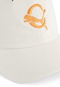 Biała bawełniana czapka z pomarańczowym haftowanym logo skaczącego zwierzęcia, z teksturowanym materiałem i wyhaftowanymi detalami na daszku.