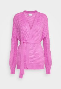 Cardigan rosa lavorato a maglia con un motivo testurizzato, scollo a V, maniche lunghe e cintura annodata in vita. Tessuto morbido con dettagli a coste.