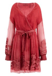 Robe rouge en tissu transparent avec des manches longues brodées et une ceinture à nouer. Présente des motifs floraux et des accents texturés sur les manches.