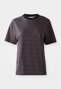 T-shirt a righe viola e nere con maniche corte, colletto rotondo e un piccolo logo sul petto. Tessuto morbido.