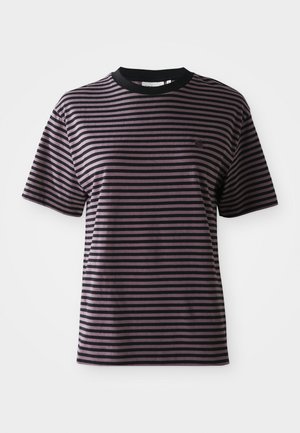 T-shirt a righe viola e nere con maniche corte, colletto rotondo e un piccolo logo sul petto. Tessuto morbido.