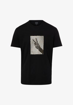 Czarna koszulka z krótkim rękawem z przodu z grafiką przedstawiającą dłoń wykonującą znak pokoju za srebrnym, kropkowanym prostokątem z napisem "Armani Exchange".