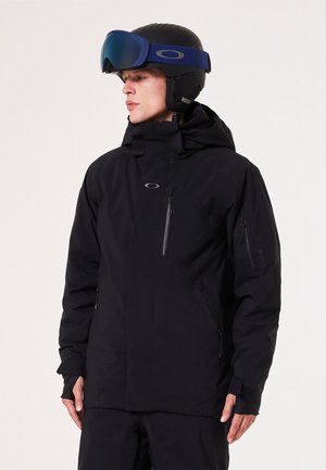 Schwarze Schneejacke mit Kapuze, Reißverschlusstaschen und elastischen Bündchen, kombiniert mit einem schwarzen Helm und blauen Skibrillen, matte Oberfläche.