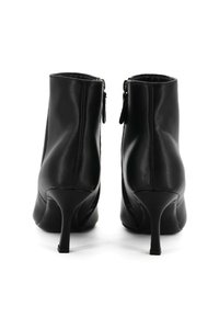 Stivali ankle in pelle nera con tacco affusolato, cerniere laterali e una superficie liscia. Il design presenta una silhouette elegante.