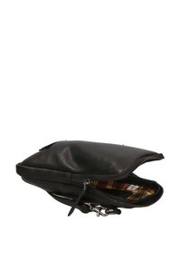 Borsa in pelle nera con chiusura a zip, con fodera interna a righe. Texture liscia, design sottile e piatto.