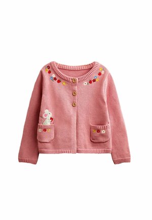 Pink strikket børnecardigan med tre træknapper, blomsterbroderi omkring halsudskæring og lommer, og en hvid mus, der holder en jordbær i den ene lomme.
