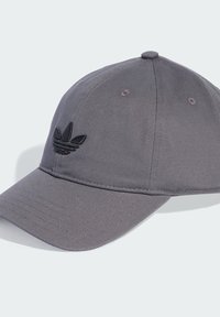 Siva tkanina kapica za bejzbol s zakrivljenim vizirima i crnim vezom logotipa sprijeda. Ima metalne rupice za ventilaciju.