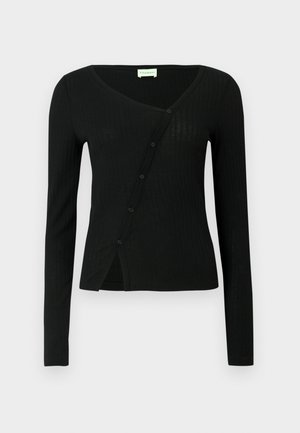 Juodas rifliuotas ilgarankovės kardiganas su V formos iškirpte ir priekiniais mygtukais, pasižymintis šiek tiek prigludusia forma ir minkštu tekstūra.