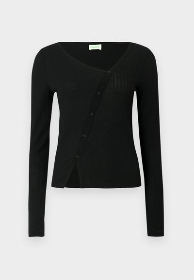 Melnas ribotas garām piedurknēm kardigans ar V-veida izgriezumu un priekšējo pogu aizdari, ar viegli pieguļošu formu un mīkstu tekstūru.