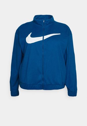 Blauwe zip-up jas van zachte stof, met een groot wit Nike-logo op de voorkant, hoge kraag en elastische manchetten aan de mouwen.