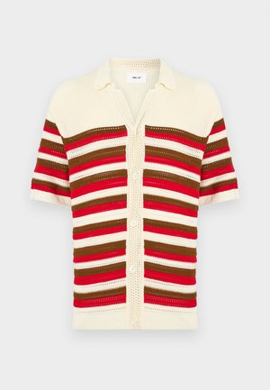 Krátký rukáv krémový pletený cardigan s horizontálními pruhy v červené, hnědé a krémové barvě a zapínáním na knoflíky vpředu.