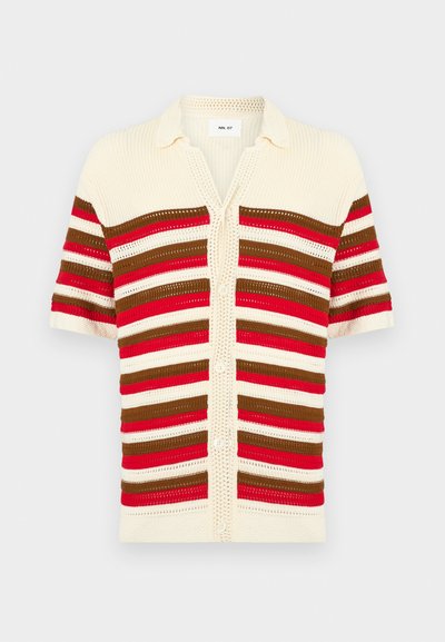 Κρεμ καζάκα πλεκτή με κοντά μανίκια, οριζόντιες κόκκινες, καφέ και κρεμ ρίγες και κλείσιμο με κουμπιά μπροστά.