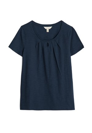 Camiseta de manga corta en azul marino oscuro con cuello redondo y detalle de ojo de cerradura central, confeccionada con tela suave y texturizada y pliegues sutiles.