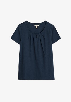 Temno mornarsko modra kratka majica s kratkimi rokavi, okroglim izrezom in središčnim ključavničnim detajlom, izdelana iz mehke, teksturirane tkanine z nežnimi gubi.