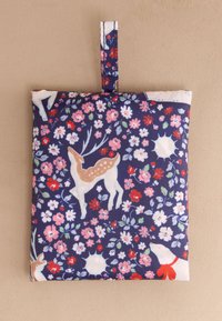 Gėlių audinio maišelis su elniais ir gėlėmis ant tamsiai mėlyno fono, viršuje su kabo kilpa. Lygios tekstūros, minkšta medžiaga.