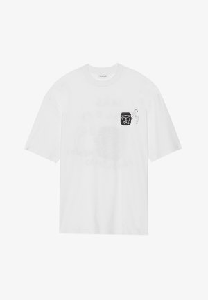T-shirt bianco in cotone a maniche corte. Presenta una piccola grafica nera di una farfalla e di AirPods sul petto. Design classico a girocollo.