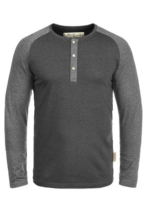 Langarm-Henley-Shirt in Dunkelgrau, mit kontrastierenden, hellgrauen Raglanärmeln, drei-Knopf-Leiste und gewebtem Etikett.