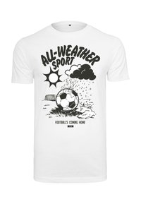 Hvid bomulds T-shirt med et sort grafisk print af en fodbold, sol og skyer, med teksten "ALL-WEATHER SPORT" og "FOOTBALL'S COMING HOME."