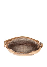 Torba na ramię z jasnobrązowej skóry o gładkiej powierzchni, z zapięciem na zamek i beżowym wnętrzem z wzorem powtarzającym logo. Dostępne kieszenie wewnętrzne.