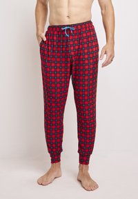 Rode geruite pyjamabroek met een trekkoord in de taille, elastische boorden, blauwe accenten en zijzakken, gemaakt van een zachte, lichtgewicht stof.