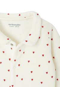 Weißer Baby-Body mit roten Herzmustern, gefaltetem Kragen, Druckknöpfen, beschriftet mit "3 Monate - 60 cm" von vertbaudet.