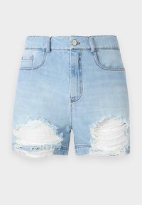 Shorts in denim blu con orlo sfilacciato e due grandi toppe consumate. Presentano passanti per la cintura e tasche frontali. Design classico a cinque tasche.